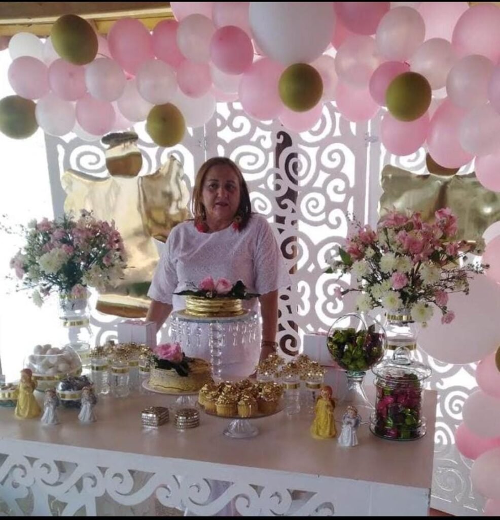 Yacira Raad celebrando una fiesta en su hogar en Distracción Guajira