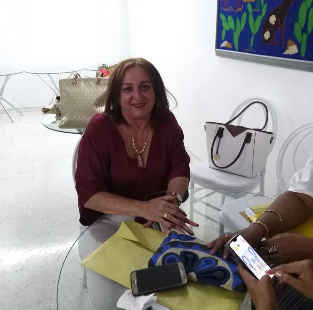 Yacira Raad en su almacen en Distracción Guajira