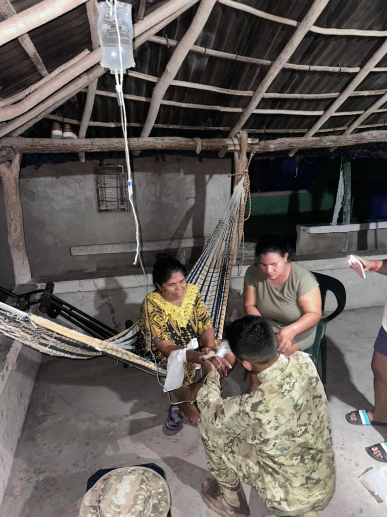 Soldado del Ejército brinda asistencia médica a miembro de la comunidad wayuu en Uribia