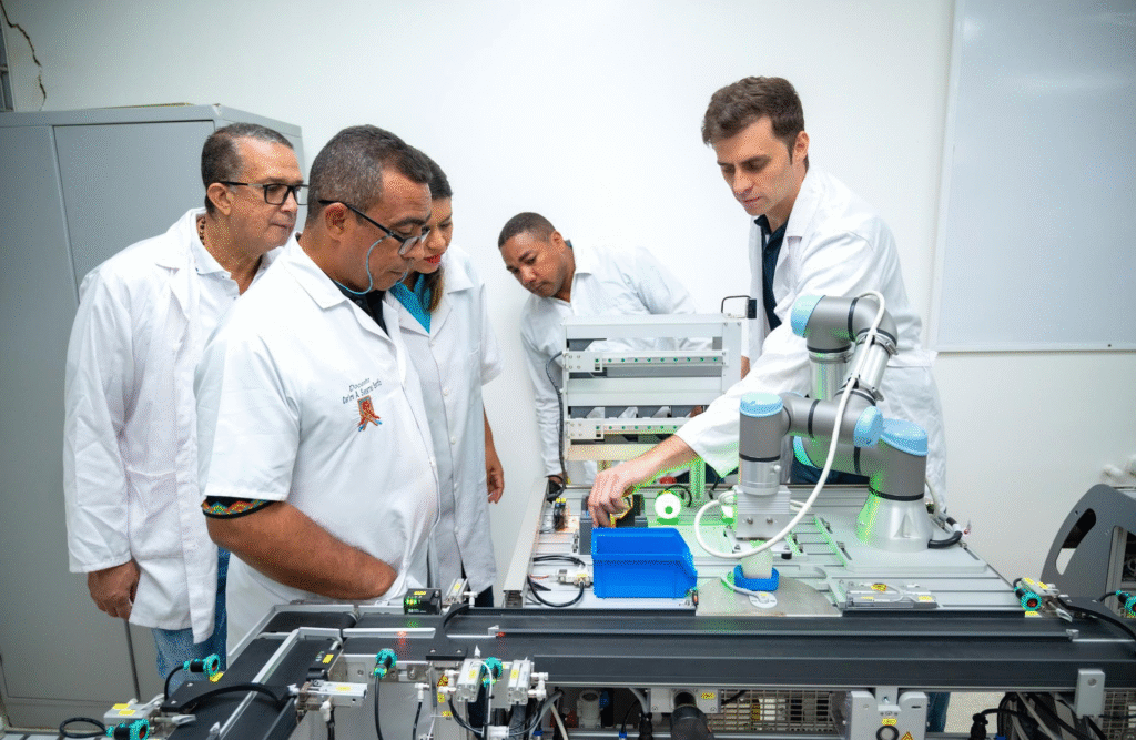 Docentes de Uniguajira durante la capacitación para el uso e implementación del sistema SIF-400.