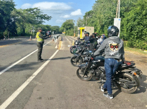 Policía Nacional refuerza controles en la vía Riohacha–Palomino para prevenir siniestros viales