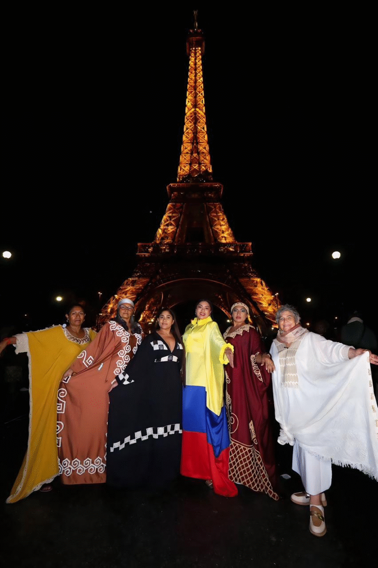 La Guajira inspira al mundo: el arte wayuu deslumbra en París con el impulso de la senadora Martha Peralta Epieyú