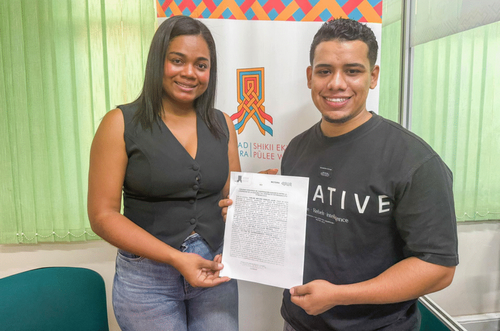 Elvira Isabel Blanco Gutiérrez coordinadora de la Oficina de Graduados y Luis Raúl callejas Méndez representante legal de Fitness woman