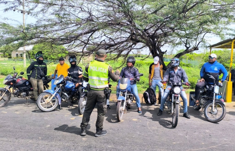 Policía Nacional adelanta operativo de prevención vial entre Riohacha y Paraguachón