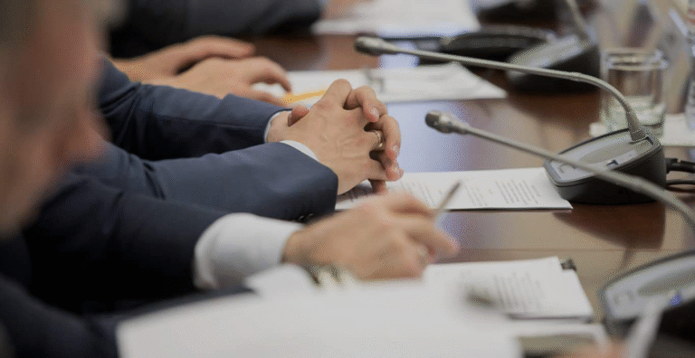 Gobernantes mediaticos y gobernantes intrascendentes