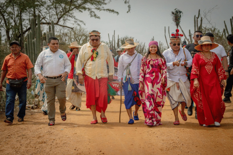 Foto: Ana González. En la imagen; El Rector de la Institución Educativa Integral “Isidro Ibarra Fernández”, los creadores de contenido del pueblo wayuu, la autoridad tradicional anfitrión de walerapu; Eliecer Epieyuu, y el secretario de turismo del municipio de Uribia; José Gerardo González, durante el desfile de apertura del encuentro.