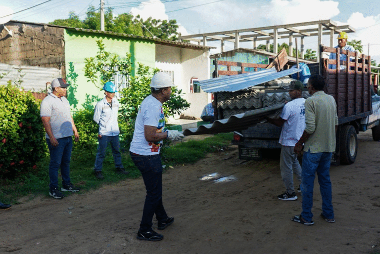 Alcalde Genaro Redondo entrega ayudas a familias afectadas por tornado en Riohacha