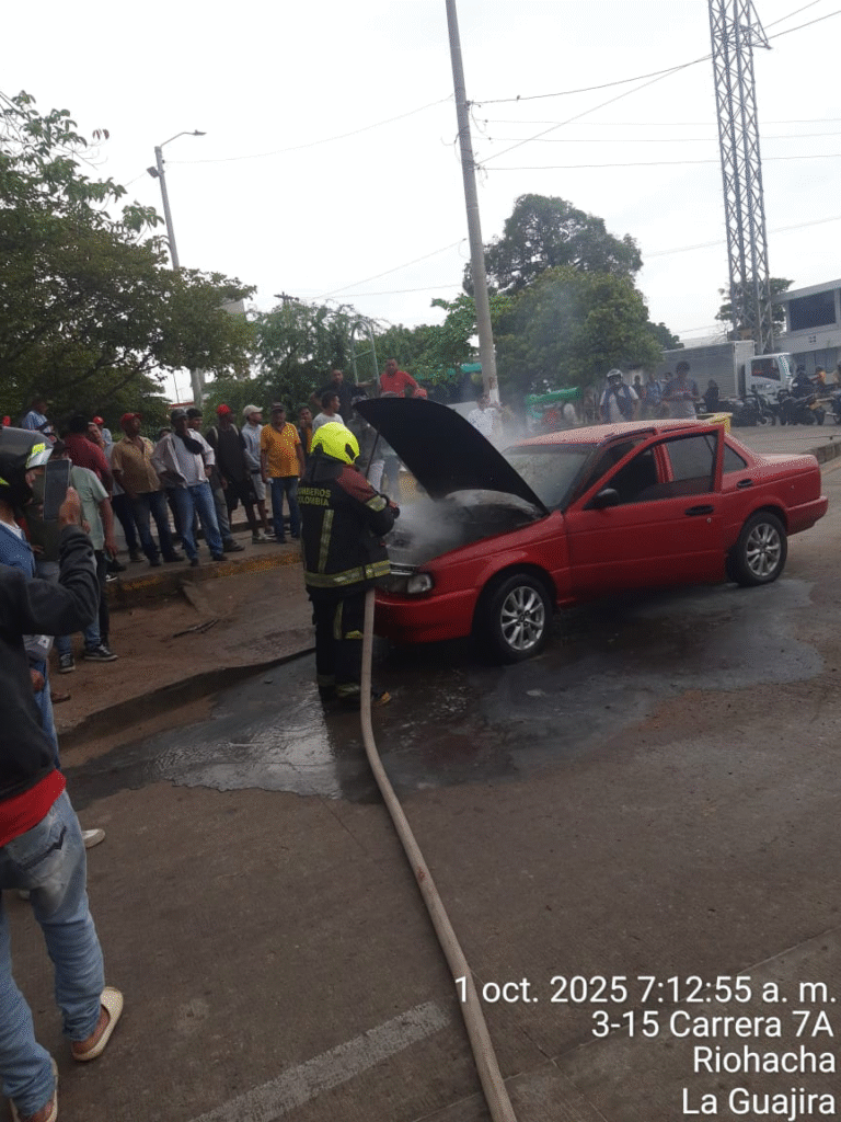 Bomberos controlaron incendio de vehículo frente al comando de Policía en Riohacha