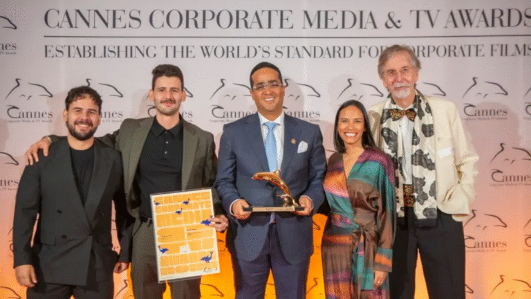 El Gobernador de La Guajira, Jairo Aguilar, la Gestora Social, Sara Daza y los directores de Tornus, Dago y David Ospina recibiendo dos Cannes Corporate & TV Awards que reconocen la estrategia de contenidos global de Discover La Guajira.