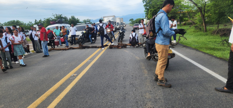 Padres y estudiantes realizaron bloqueos en vías de Riohacha para exigir transporte escolar