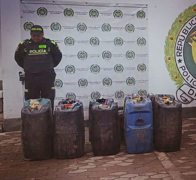 Policía incauta 120 galones de combustible de contrabando en Uribia