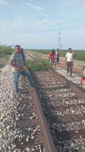 Vigilantes completan ocho días de bloqueo en la línea férrea del carbón y acceso al aeropuerto de Cerrejón