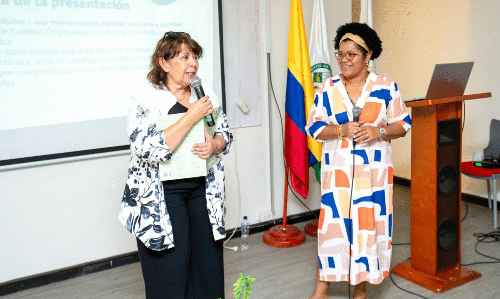 Dra Mónica Borile y la docente investigadora Iliana Curiel presentando el libro Pediatría en Red 7