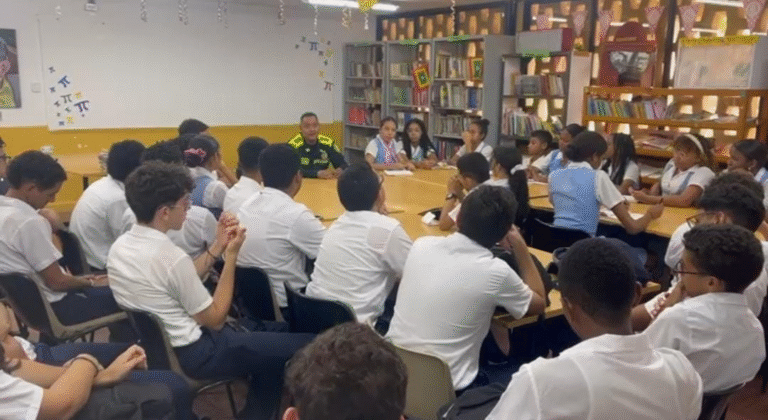 Literatura con uniforme: un puente entre población estudiantil y la Policía