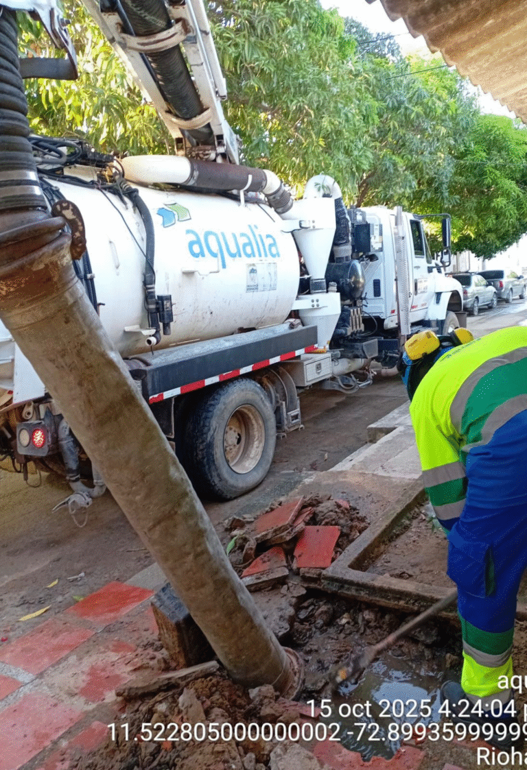 Aqualia resolvió vertimiento de aguas residuales en una vivienda del barrio Villa Sharin en Riohacha
