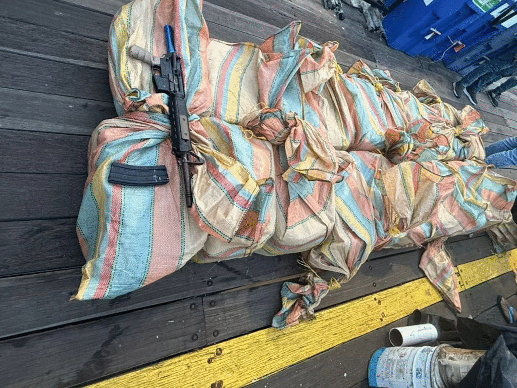 Armada intercepta dos lanchas con más de una tonelada de droga y armamento en aguas de La Guajira