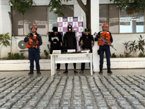 Armada intercepta dos lanchas con más de una tonelada de droga y armamento en aguas de La Guajira