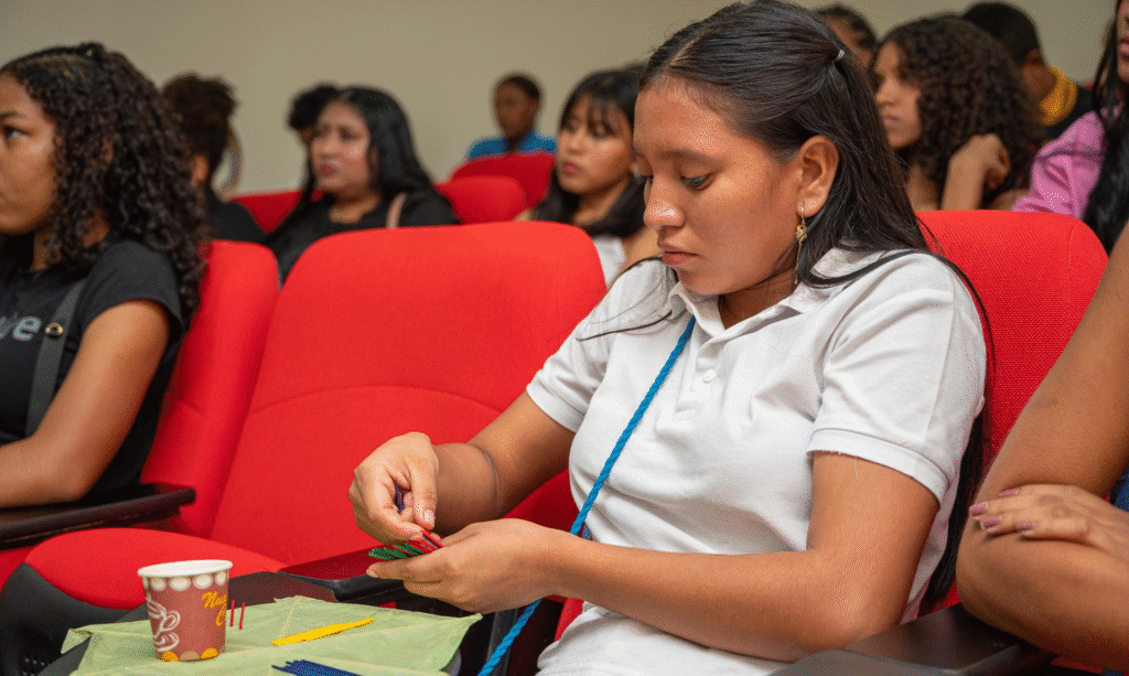 Estudiante de Licenciatura de Educación Infantil durante el taller "Creación y resolución de problemas geométricos considerando conexiones de etnomatemáticas".