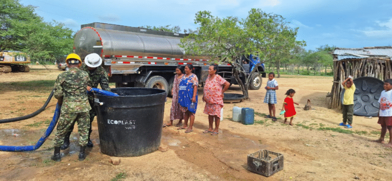 Ejército Nacional llevó 20.000 litros de agua potable a comunidad indígena Kamuchasain
