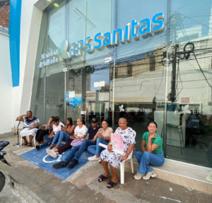 Familiares de pacientes protestaron en la sede de la EPS Sanitas en Riohacha y la entidad se comprometió a resolver los casos pendientes