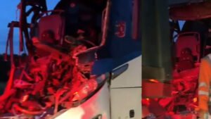 Aparatoso choque entre tractomula y bus interdepartamental cerca de Camarones: conductor quedó aprisionado