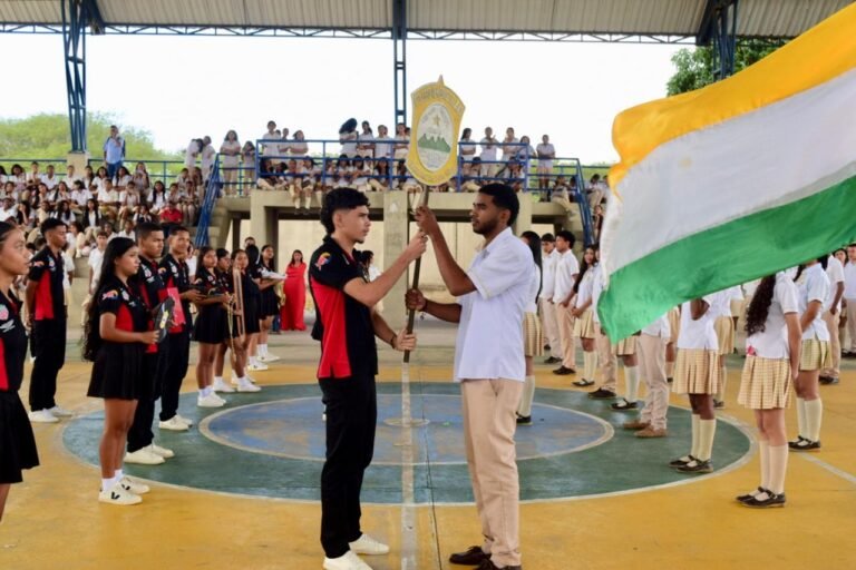 Ceremonia de entrega del Escudo, uno de los símbolos en la Institución Educativa Técnica Remedios Solano de Barrancas