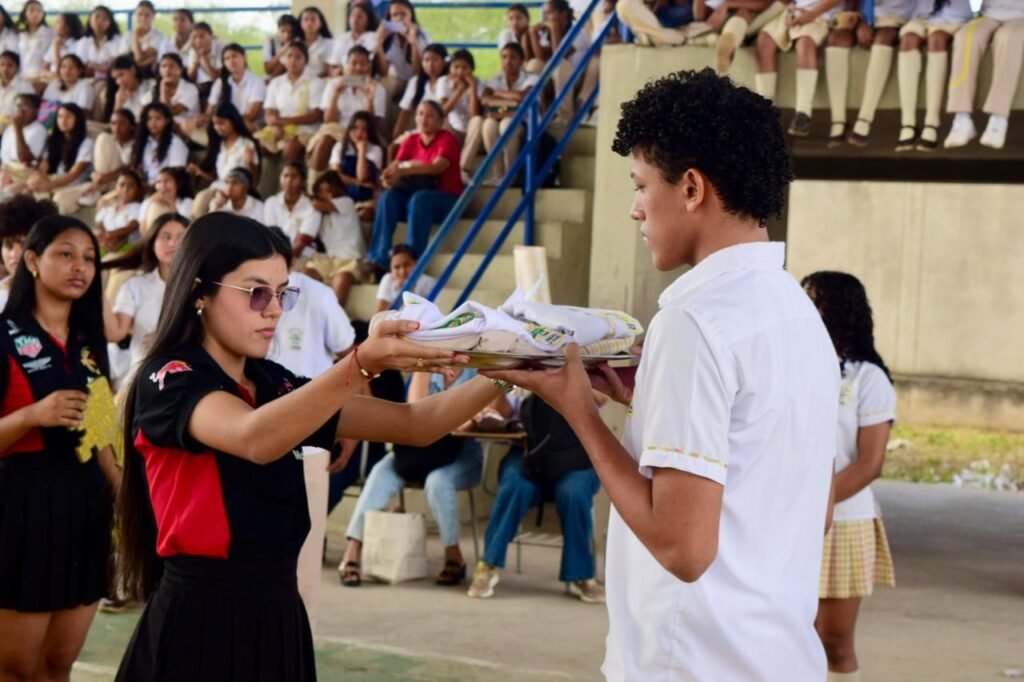 Ceremonia de entrega de la imagen de la madre Bernarda Butler, uno de los símbolos en la Institución Educativa Técnica Remedios Solano de Barrancas.