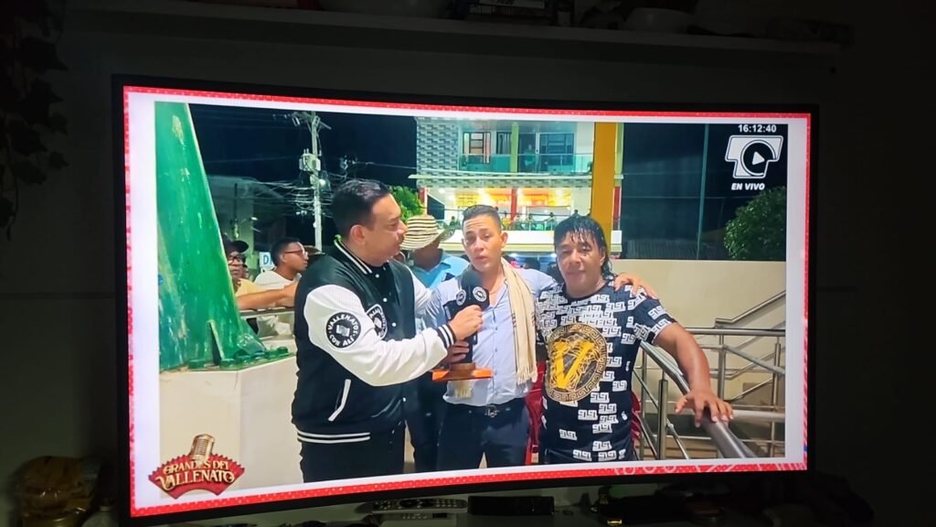 Juan David Pollito Herrera y Julián Alvarez, finalistas en acordeón profesional con el presentador Alí Guerrero