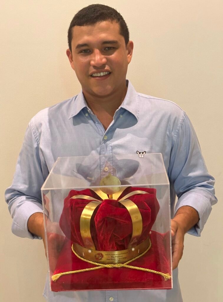 Juancho Rois Dereix, recibió la corona de exaltación a su padre Juancho Rois