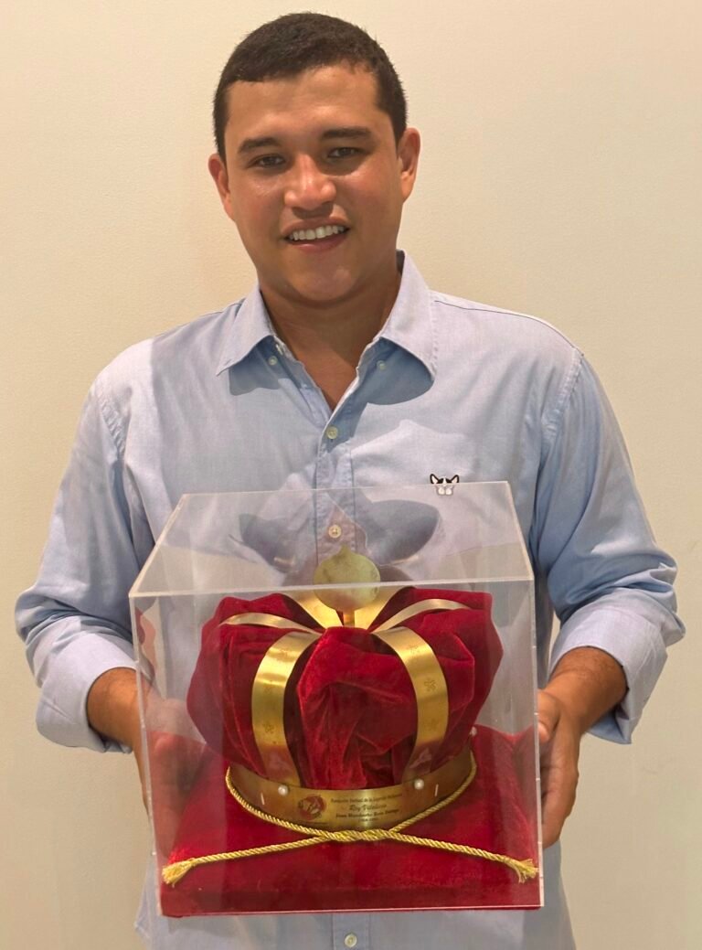 Juancho Rois Dereix, recibió la corona de exaltación a su padre Juancho Rois