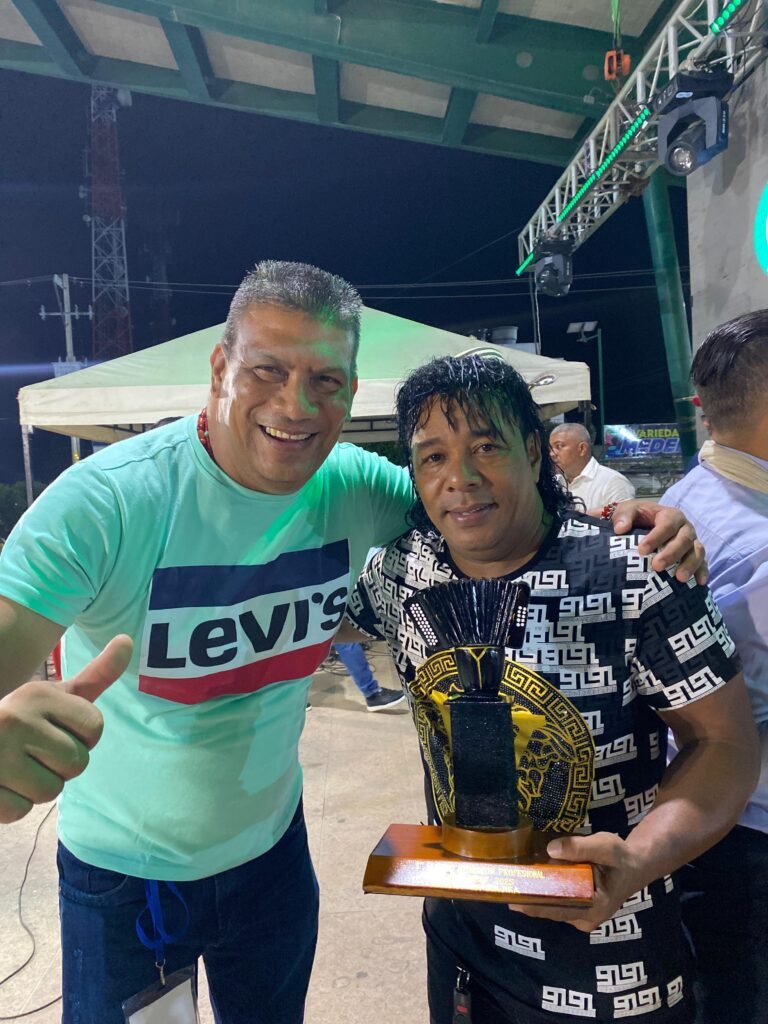 Pollito Herrera, rey profesional del festival posa con el presidente José Francisco Gonzalez