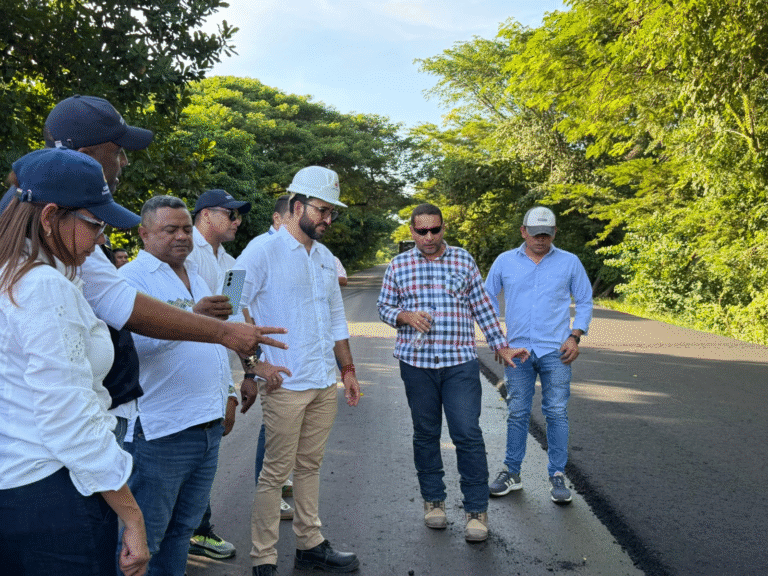 Vicecontralor supervisa avance de la vía La Florida – Cuestecita en Albania