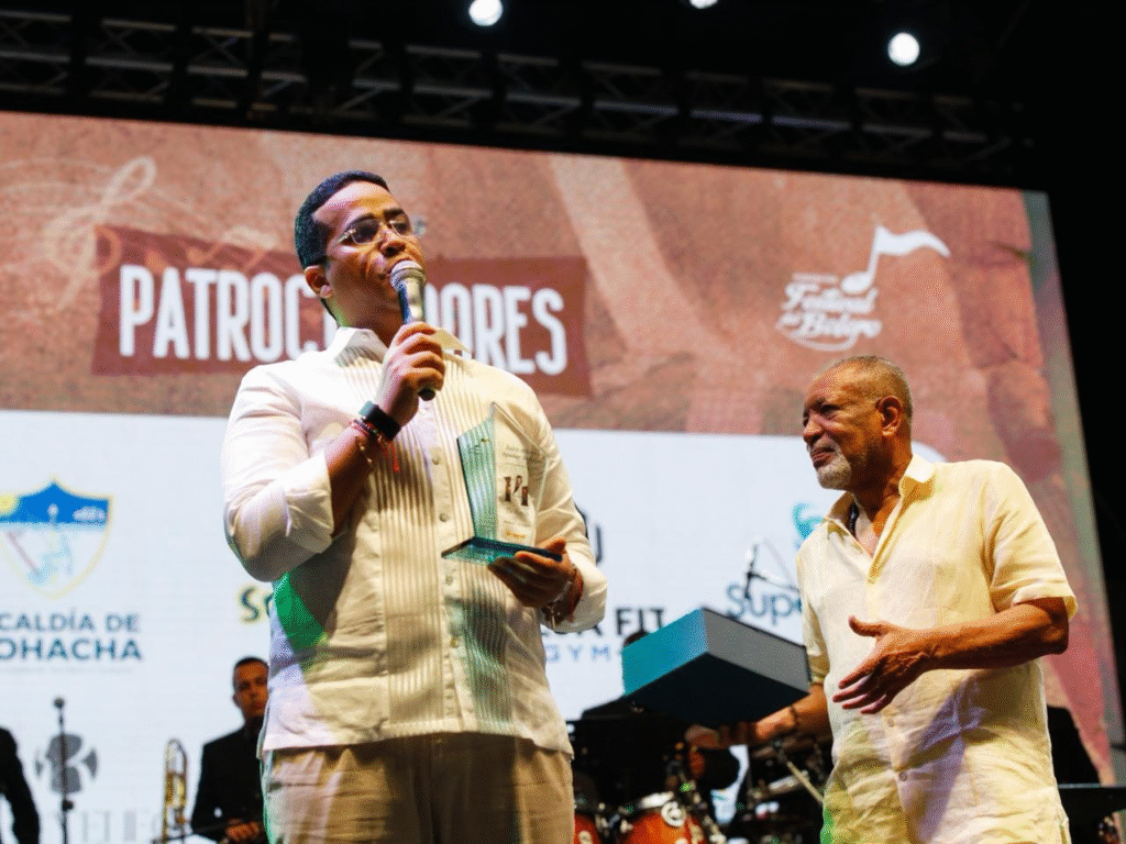 Gobernador Jairo Aguilar Deluque recibe reconocimiento en el Festival Internacional del Bolero en Riohacha