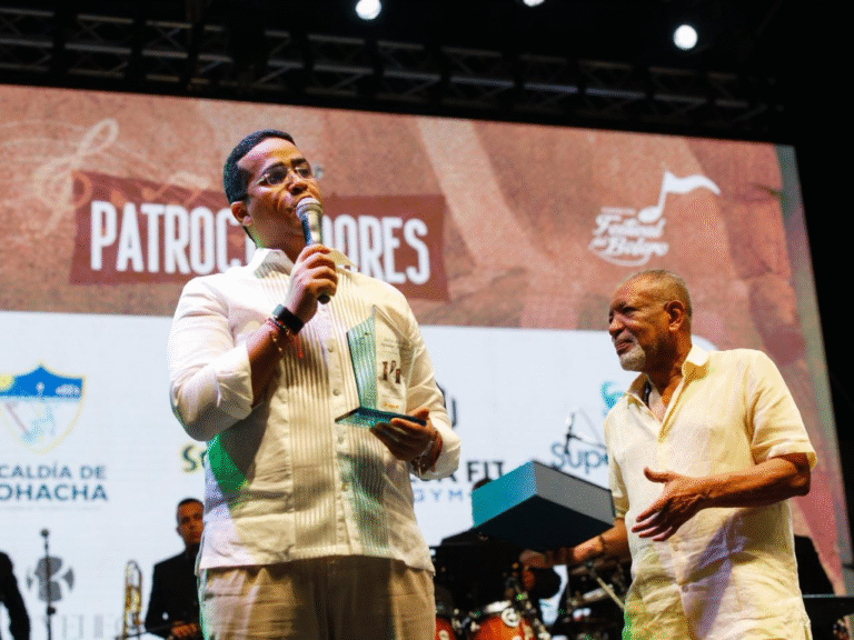 Gobernador Jairo Aguilar Deluque recibe reconocimiento en el Festival Internacional del Bolero en Riohacha