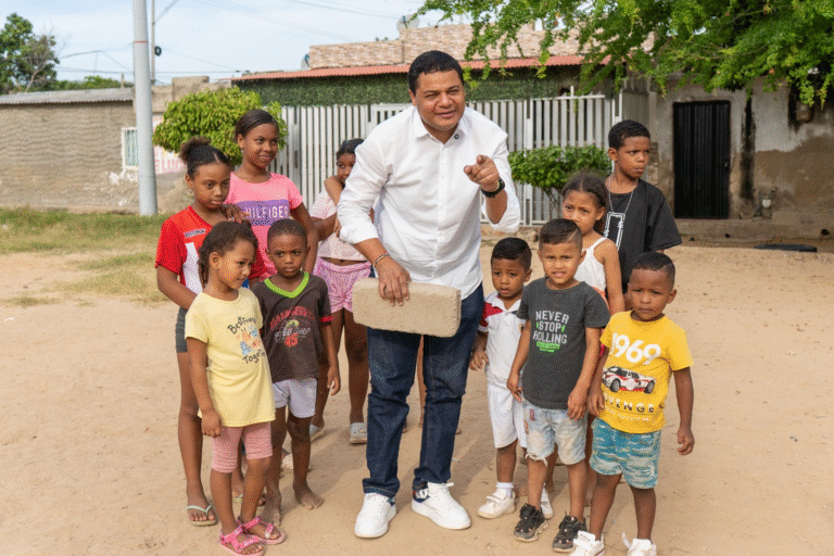 Inician obras de recuperación de cancha en el barrio 7 de Agosto de Riohacha tras 16 años de espera