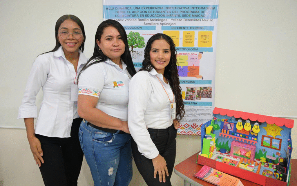Vanessa Alexandra Bonilla Arciniegas, estudiante de Uniguajira Sede Maicao, en actividad pedagógica con niños de la Institución Educativa No. 11 Sede Pilar Antonia Ojeda.