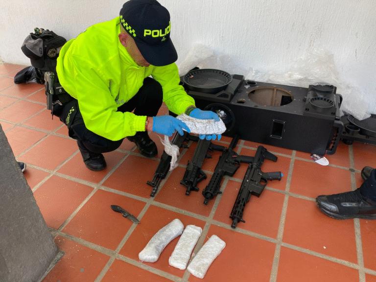 Autoridades incautaron cuatro fusiles ocultos en un bafle enviado a Maicao