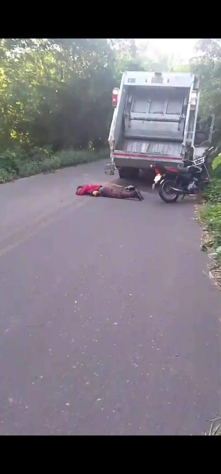 Chocó moto contra camión de basuras, dos heridos