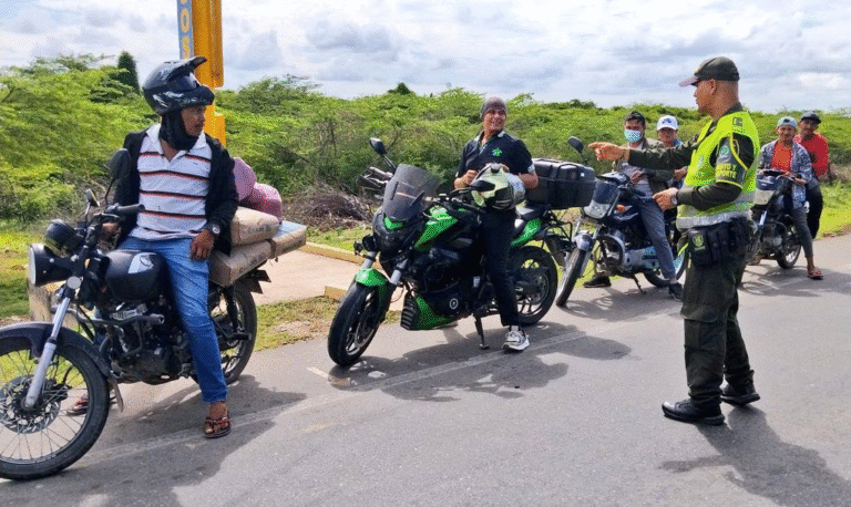Policía de La Guajira refuerza campañas de seguridad vial en las principales vías del departamento
