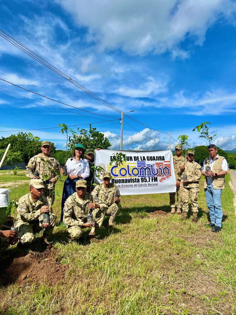 Corpoguajira y el Ejército Nacional sembraron 1.000 árboles en Distracción para conmemorar el Día Internacional contra el Cambio Climático