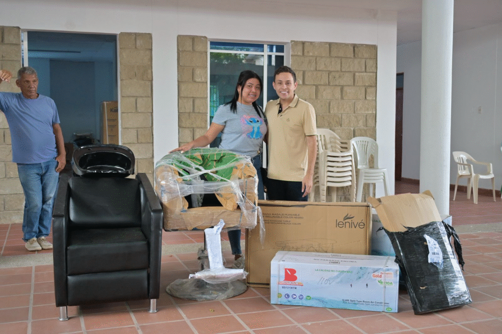 Alcalde de Hatonuevo entregó insumos a 120 emprendedores para fortalecer sus unidades productivas