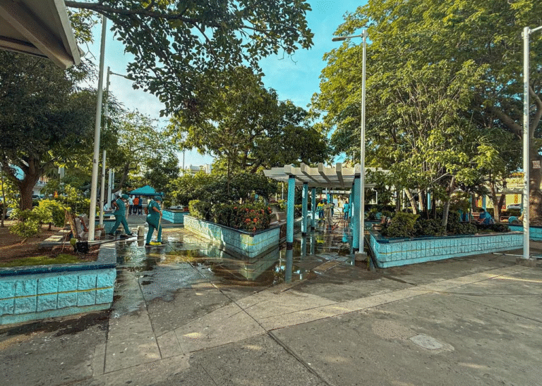 La Administración Distrital impulsa nueva jornada de limpieza en la Plaza Almirante Padilla