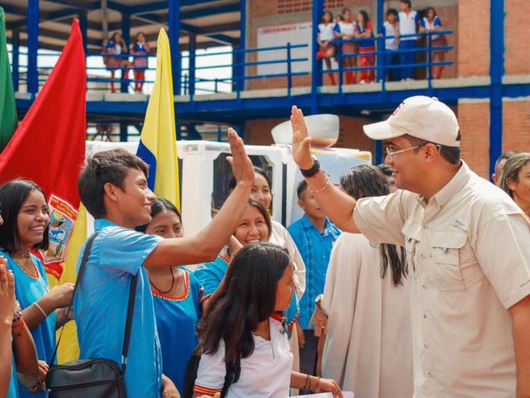 Gobernador Jairo Aguilar lanza en Albania el programa “Pinta tu colegio” para dignificar la educación en La Guajira