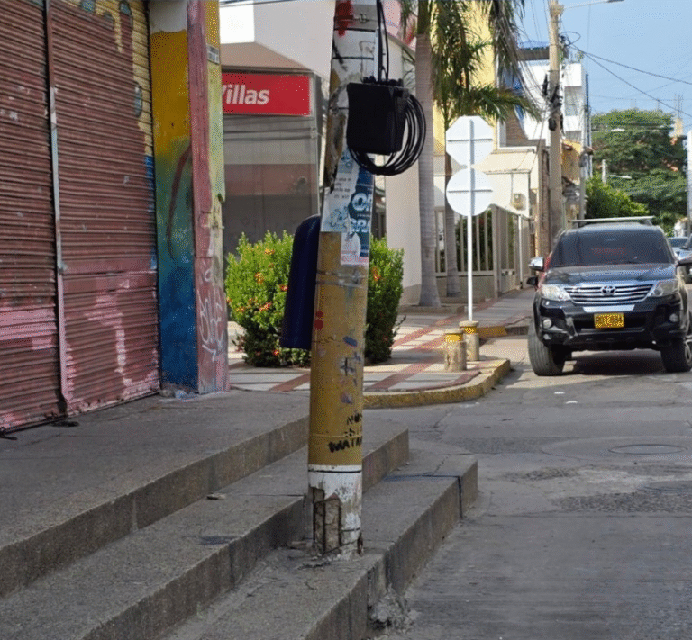 Alertan sobre poste en riesgo de colapso en el Centro de Riohacha