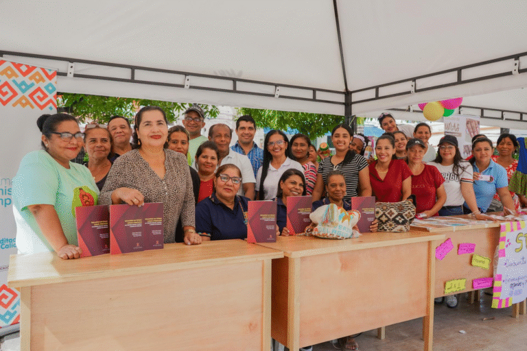 Grupo de docentes del ORMET La Guajira junto a los emprendedores migrantes venezolanos.