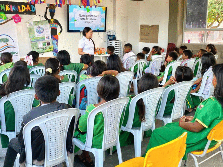 Corpoguajira impulsa la educación ambiental en Manaure con jornada sobre calidad del aire y manejo de residuos