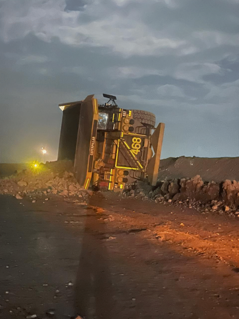 Volcamiento de camión en zona minera de La Guajira genera investigación sobre causas del siniestro