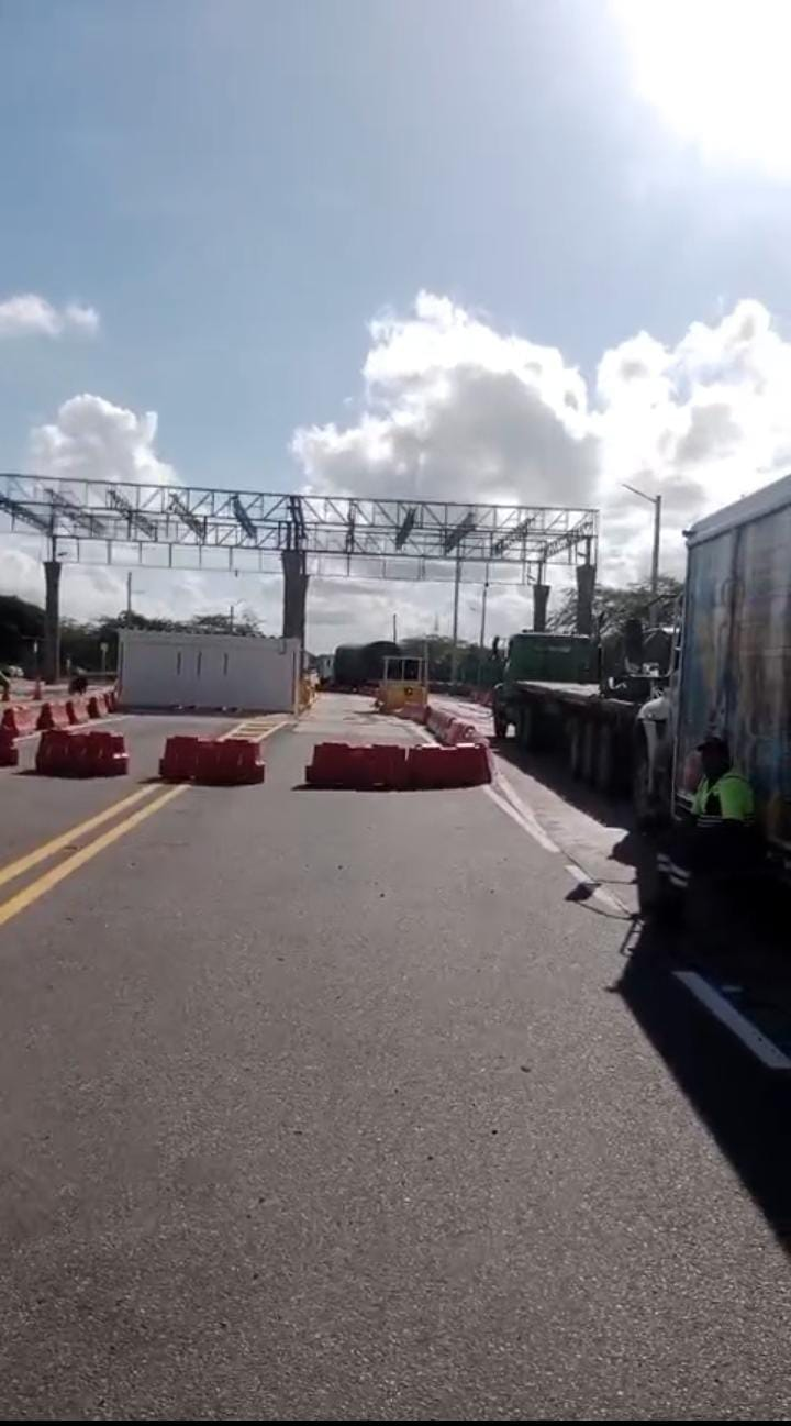 Bloqueo pidiendo ayuda por voladura del peaje Alto Pino