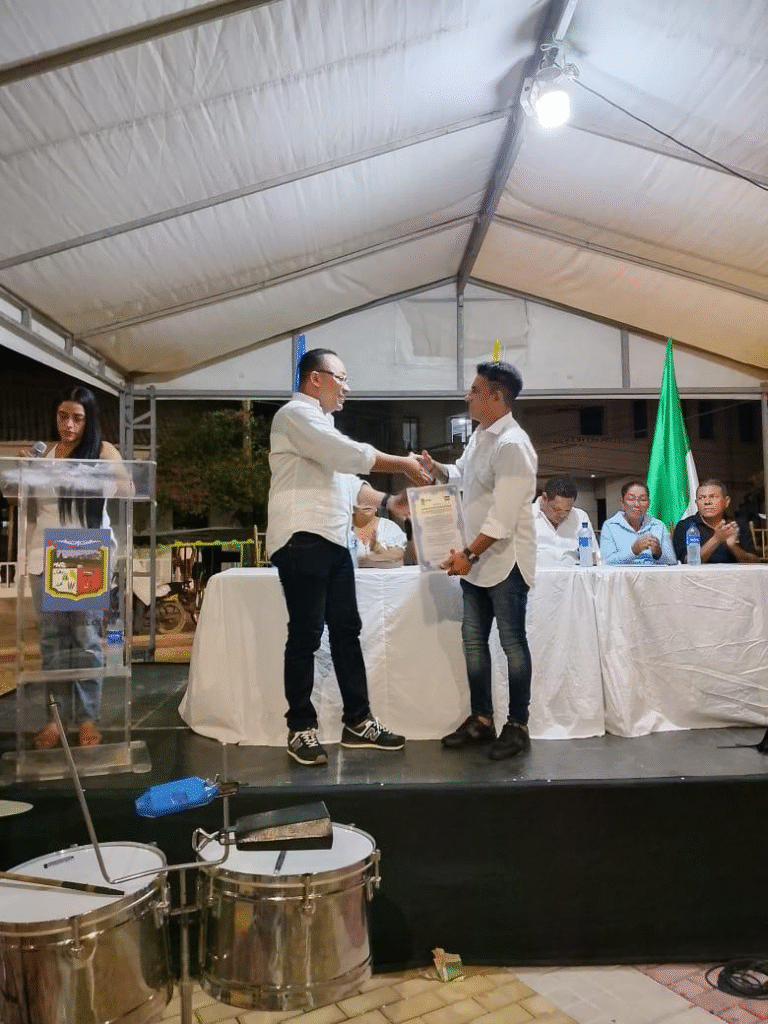 El alcalde de San Juan del Cesar, rinde homenaje al compositor vallenato Alex José Duarte Vergara