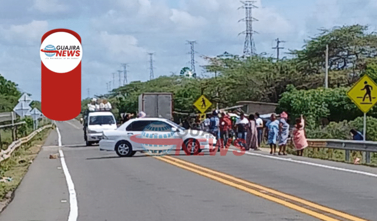Comunidades wayuu se enfrentan a piedras por instalación de separador de la concesión Santa Marta–Paraguachón y bloquean la vía Riohacha–Maicao